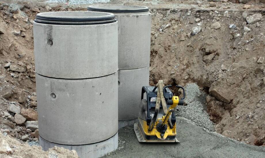 Jakie korzyści niesie wybór betonowego szamba w kontekście trwałości i niezawodności?