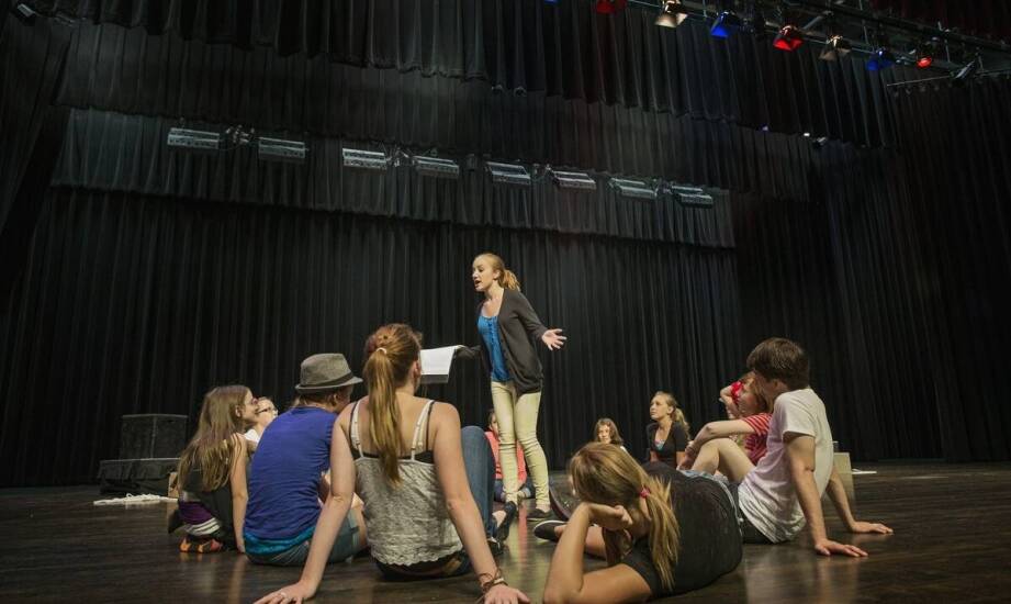 Jak łączyć profilaktyczną edukację z rozrywką w teatrze dla młodzieży?
