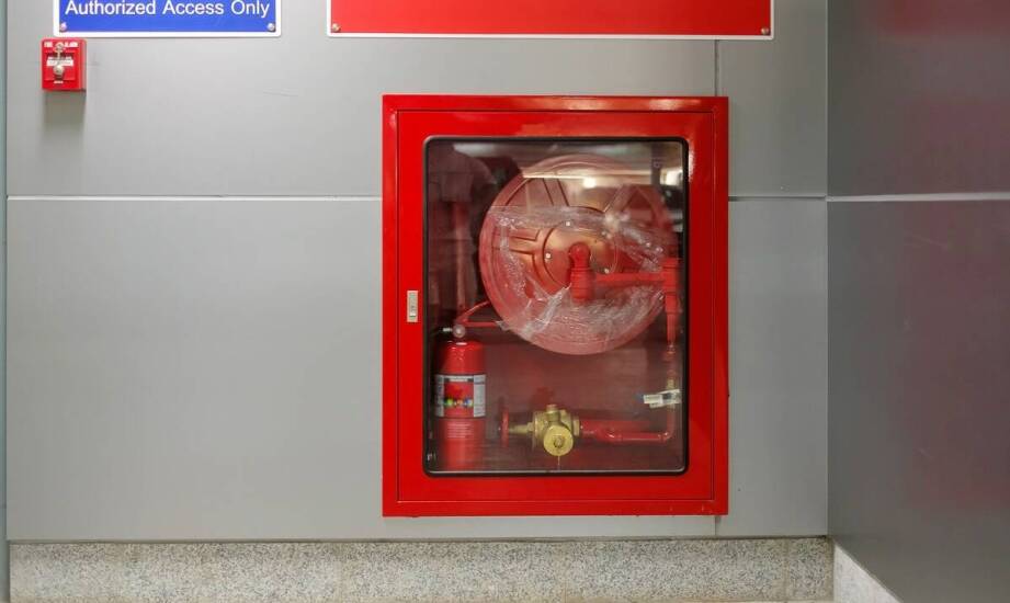 Szafka hydrantowa z półsztywnym wężem a jej zastosowanie w budynkach mieszkalnych