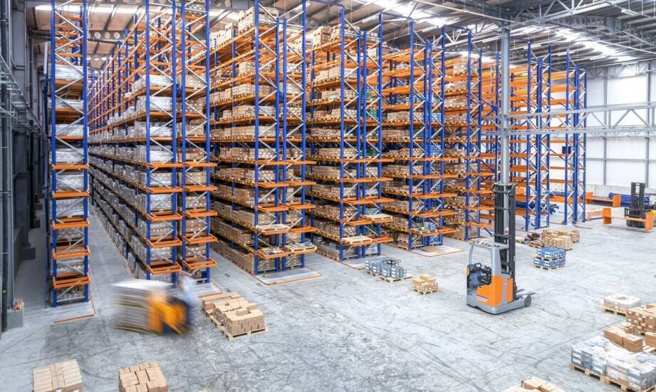 Jakie korzyści przynoszą stalowe konstrukcje w magazynach wysokiego składowania?