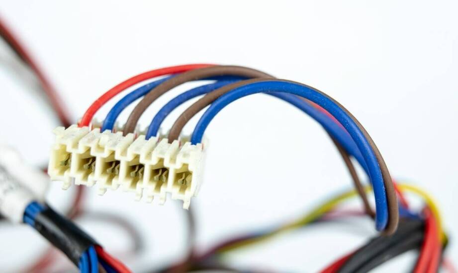 Wielopinowe złącza w systemach kontroli dostępu: jakie są ich zalety?