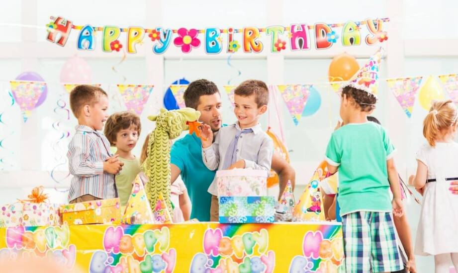 Jakie elementy uwzględnić w zaproszeniach na urodziny dziecka, by były unikalne?