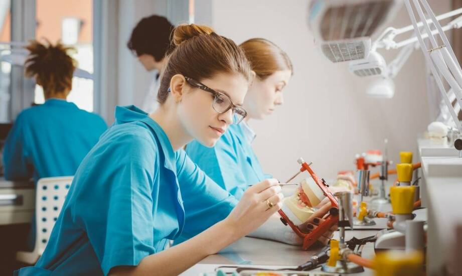 Współpraca z dentystycznymi laboratoriami: klucz do sukcesu w stomatologicznej protetyce