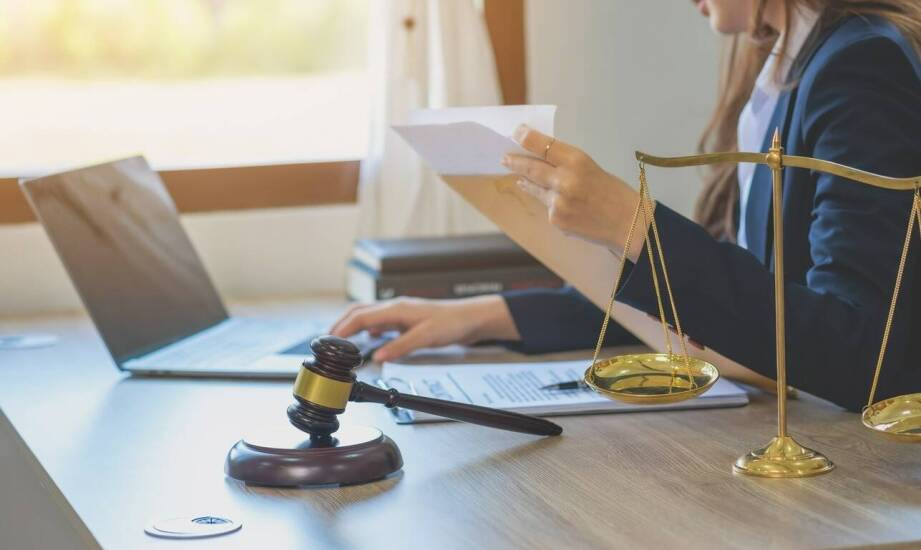 Kluczowe aspekty handlowego prawa dla początkujących przedsiębiorców