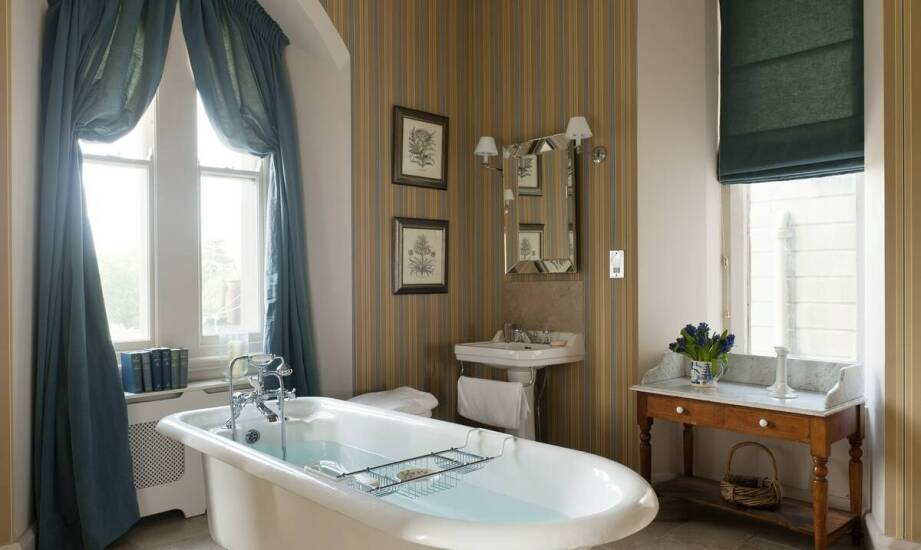 Jak angielski styl wpływa na aranżację łazienek w stylu retro?