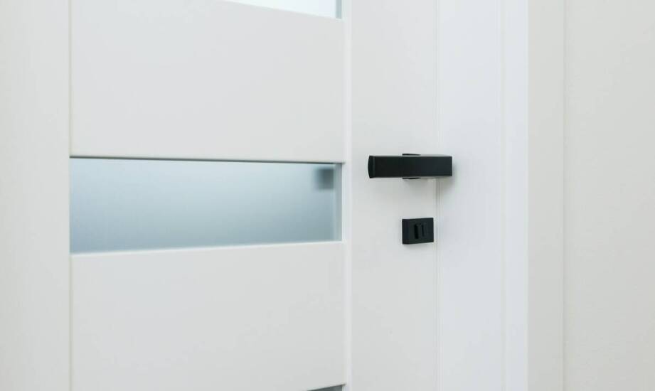 Drzwi wewnętrzne na wymiar: kluczowe korzyści dla użytkowników