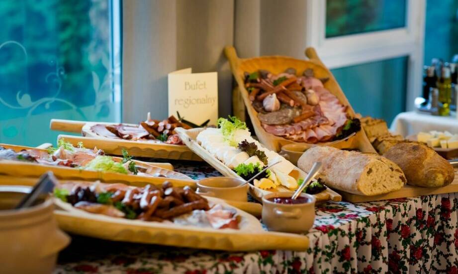 Różnorodność cateringowego menu na wesela: mięsa, wegetariańskie dania i desery