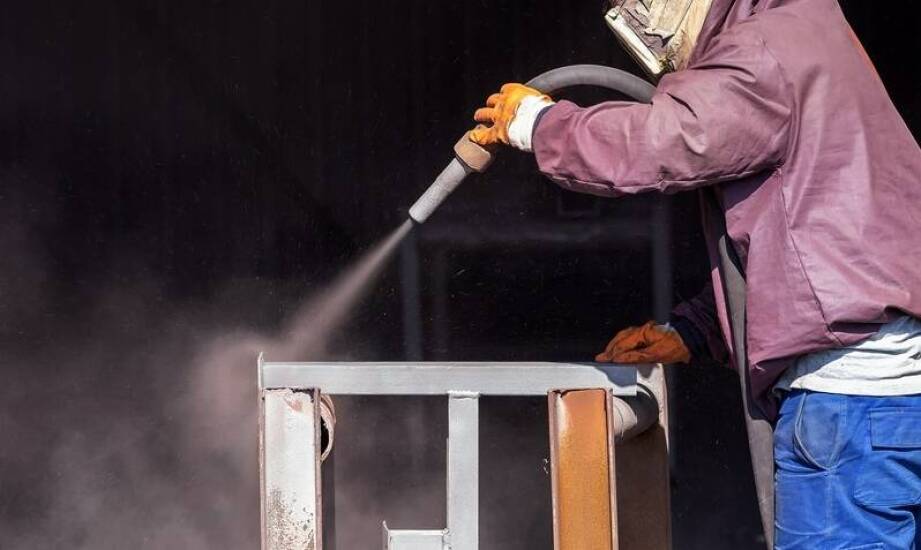 Rola piaskowania w konserwacji metalowych ogrodzeń