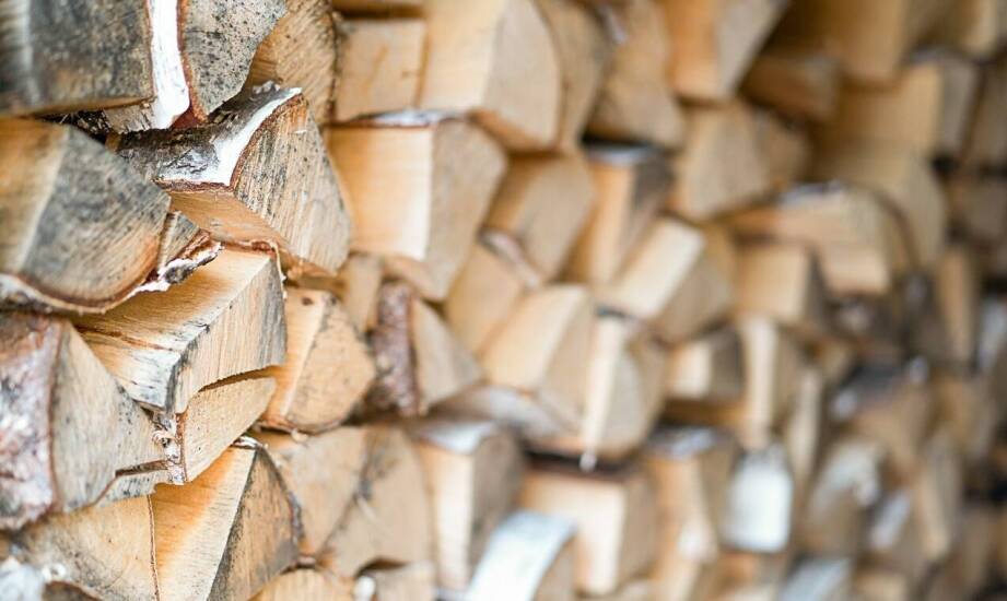 Jakie opałowe drewno zapewnia najdłuższy czas palenia?