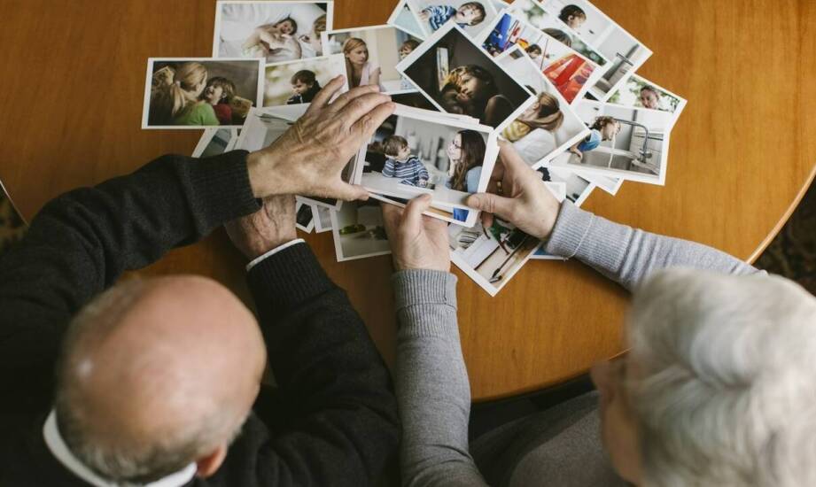 Jak okazjonalne albumy mogą pomóc w organizacji rodzinnych zdjęć?