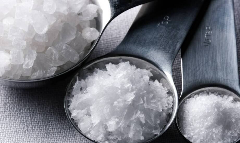 Porównanie efektywności mielonej soli i kruszonej w różnych temperaturach