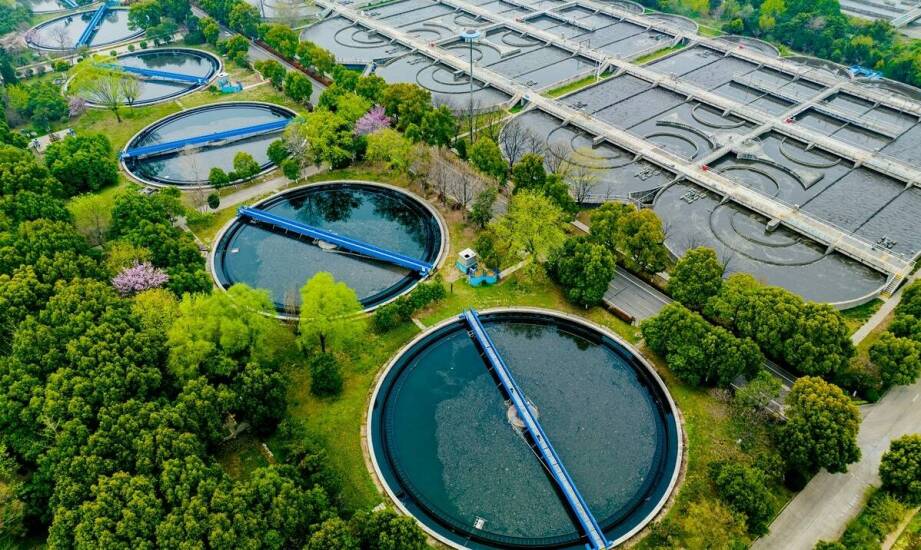 Wybór między biologiczną a biologiczno-chemiczną oczyszczalnią ścieków dla małych obiektów.