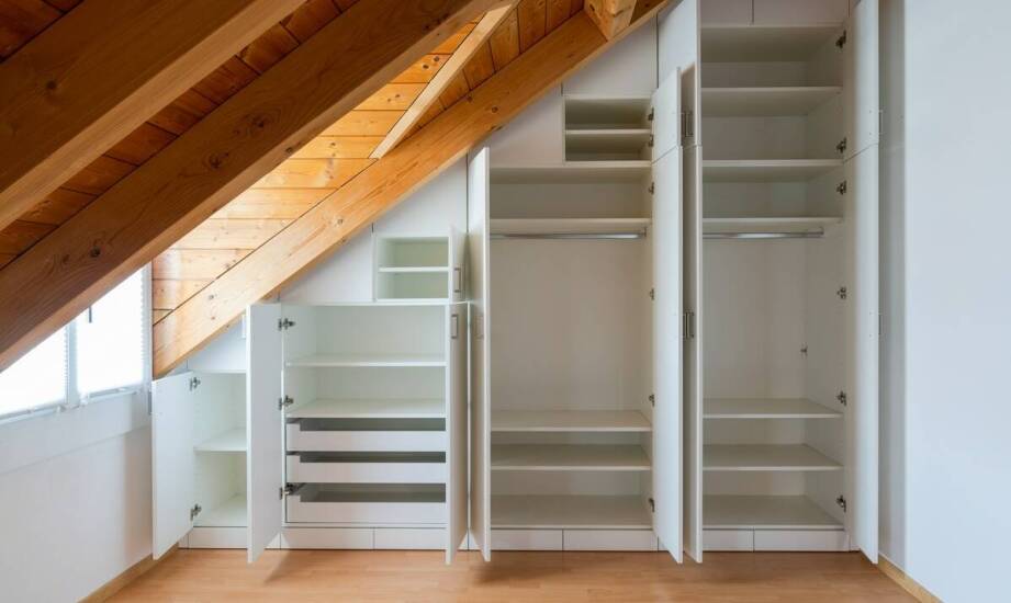 Funkcjonalność wnętrz w nowoczesnej drewnianej stodole w domach