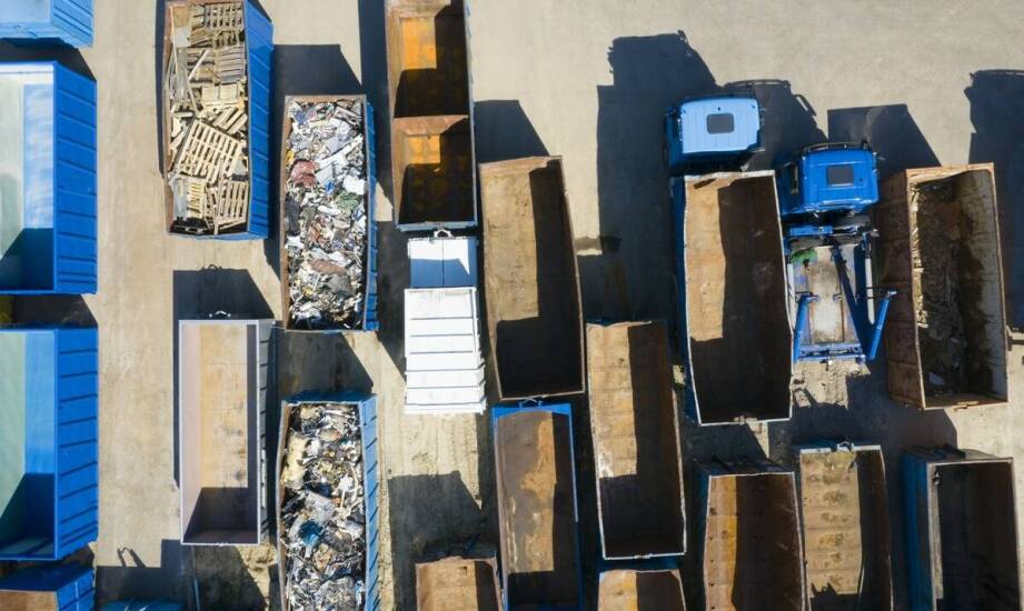 Proces odbioru i transportu odpadów budowlanych przy wynajmie kontenerów.