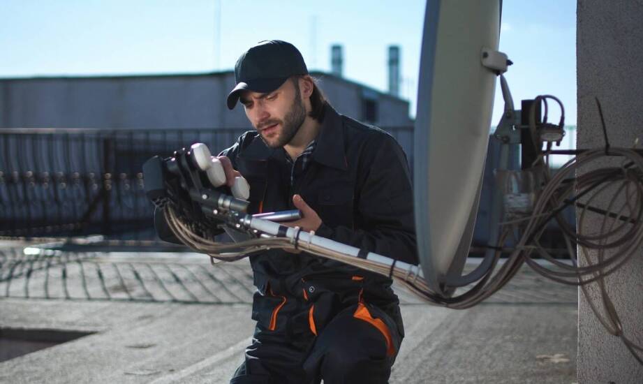 Jakie korzyści przynosi serwis systemów satelitarnej łączności na jednostkach pływających?