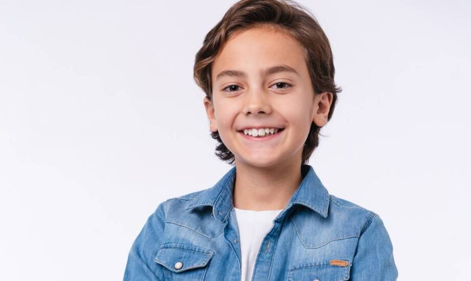 Kolorowe wzory na bluzkach z długim rękawem dla chłopców – jak je łączyć?