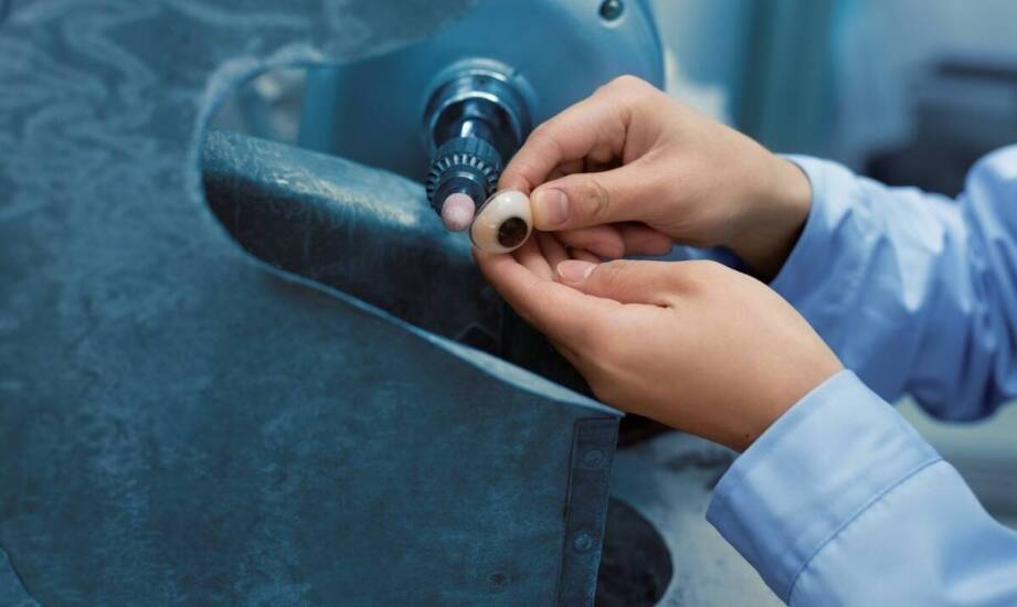 Jak dbać o porcelanowe korony, aby zachowały swój blask?