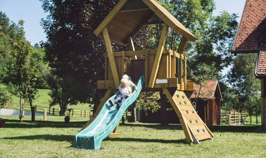 Wybór odpowiedniej drewnianej zjeżdżalni dla dzieci – na co zwrócić uwagę?