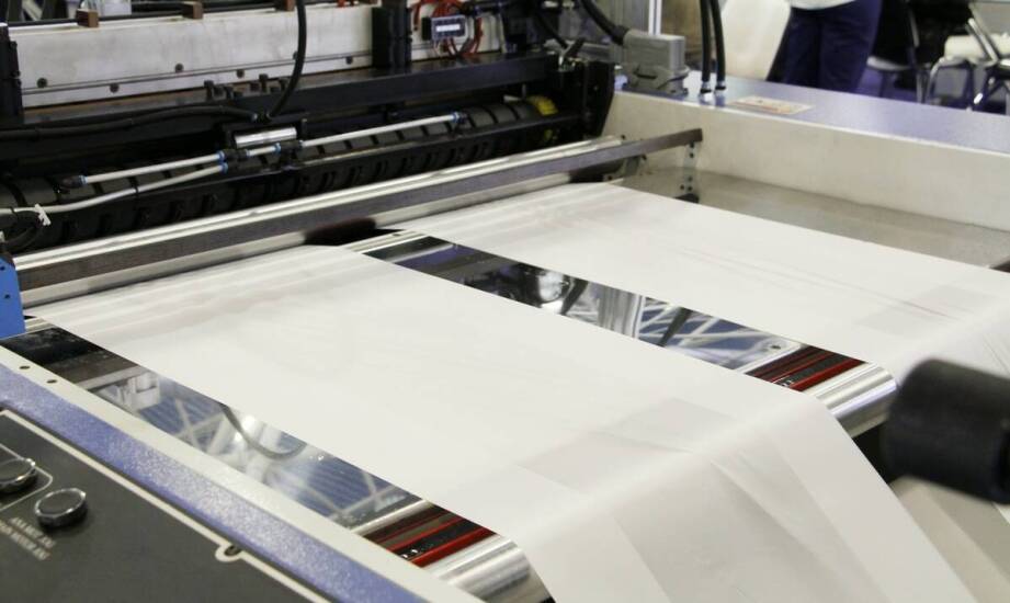 Jak maszyny do tampodruku wpływają na trwałość nadruków na szkle?
