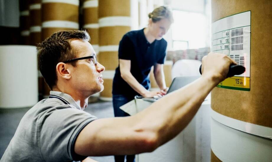 Jakie są zalety stosowania samoprzylepnych etykiet w logistyce?