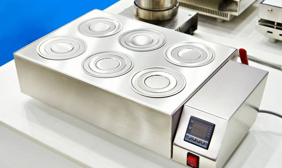 Jak laboratoryjne płyty grzewcze wpływają na dokładność badań chemicznych?