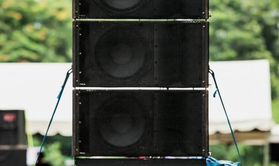 Wynajem nagłośnienia na plenerowe imprezy – kluczowe aspekty
