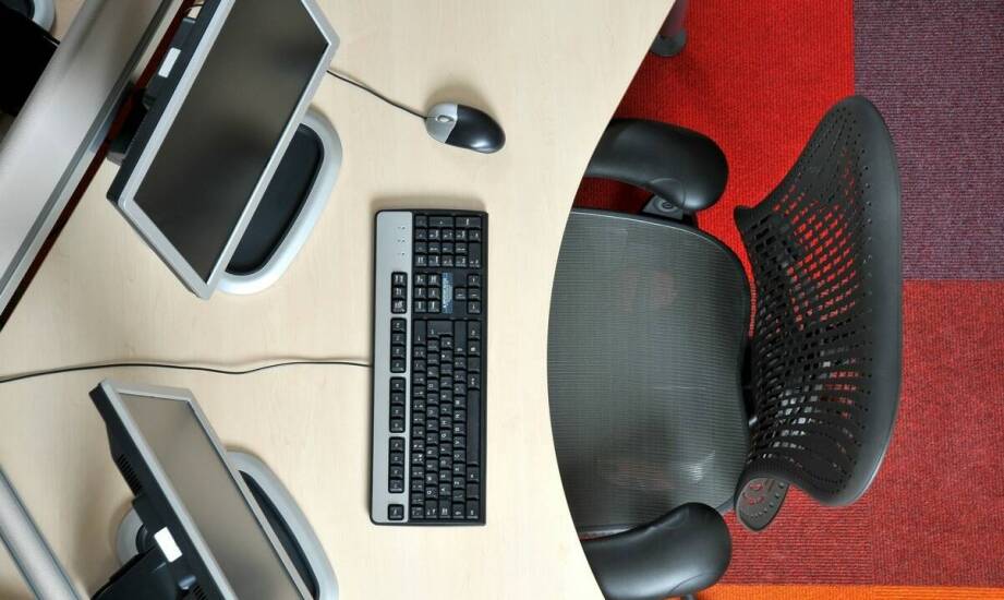 Ergonomia pracy dzięki organizerom z listwą do kabli: korzyści i zastosowania