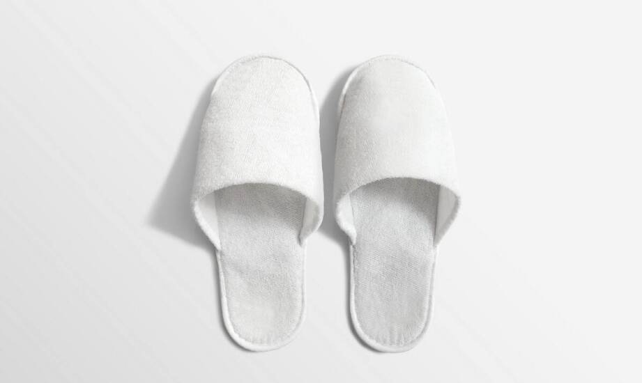 Zalety stosowania jednorazowych hotelowych kapci w obiektach noclegowych