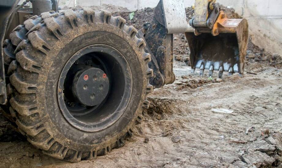 Kluczowe cechy wytrzymałych opon do koparek pracujących w trudnych warunkach