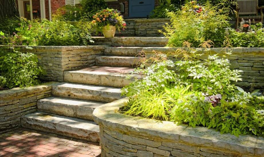 Stopnie i donice jako uzupełniające elementy w aranżacji ogrodu