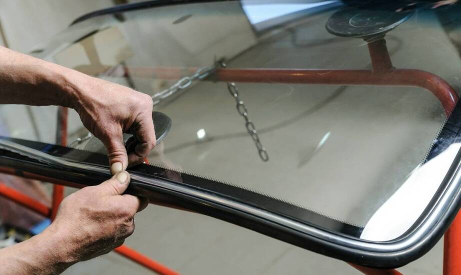 Znaczenie wyboru oryginalnych szyb przy wymianie dla długowieczności montażu.