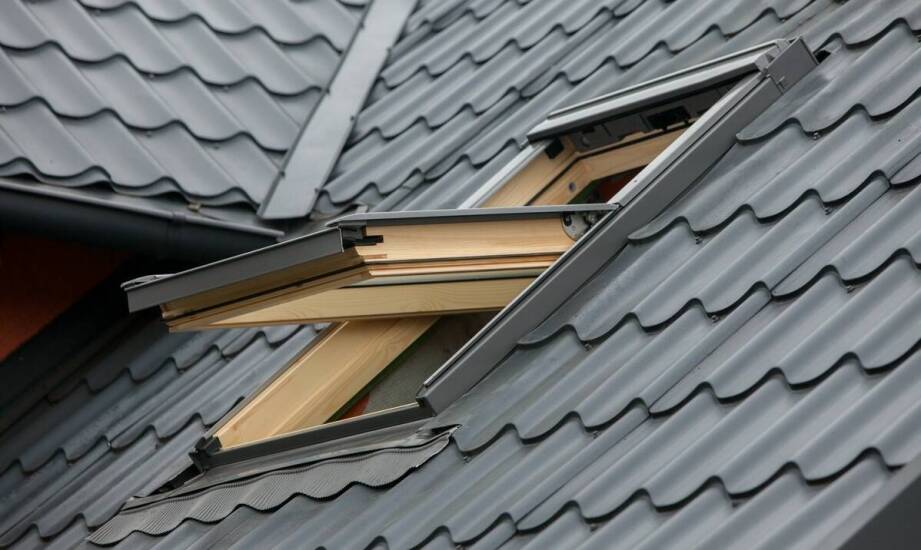 Jakie korzyści niosą ze sobą dachowe okna w nowoczesnym budownictwie?