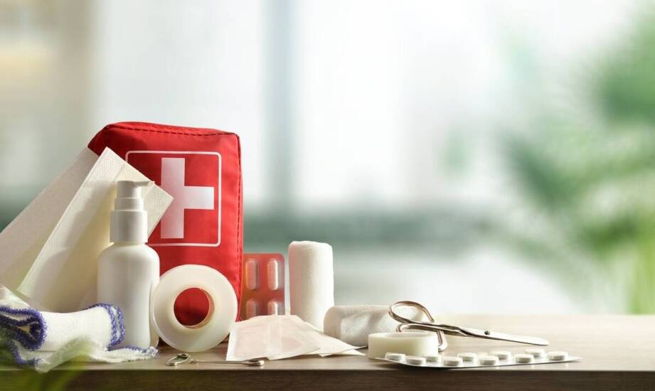 Zestawy medyczne do biur – co warto wiedzieć przed zakupem?