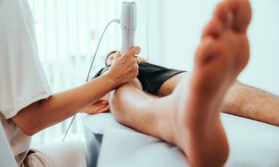 Przebieg konsultacji przed zabiegiem usuwania pajączków na nogach.