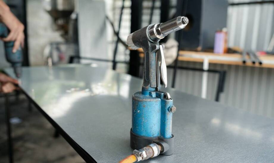 Jakie są najważniejsze cechy, na które warto zwrócić uwagę przy zakupie pistoletu do piaskowania?