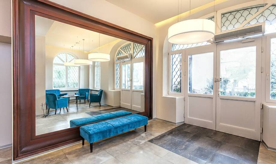 Wybór luster na wymiar do komercyjnych przestrzeni: zalety i zastosowania