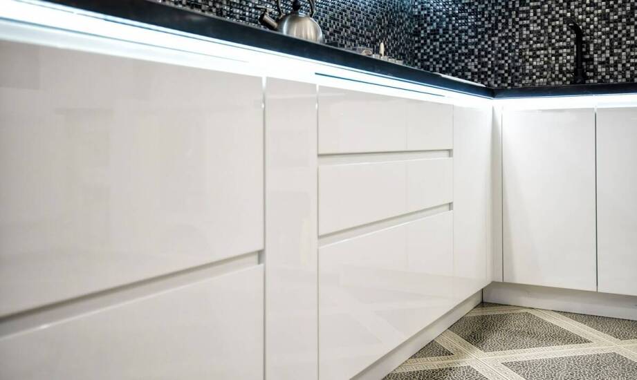 Zastosowanie ozdobnych płytek w kuchni – najnowsze trendy