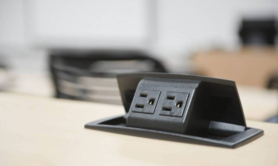 Jak organizer kabli pod biurkiem wpływa na estetykę i porządek przestrzeni?