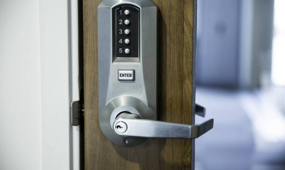 Porównanie różnych modeli szyfrowych zamków do drzwi.