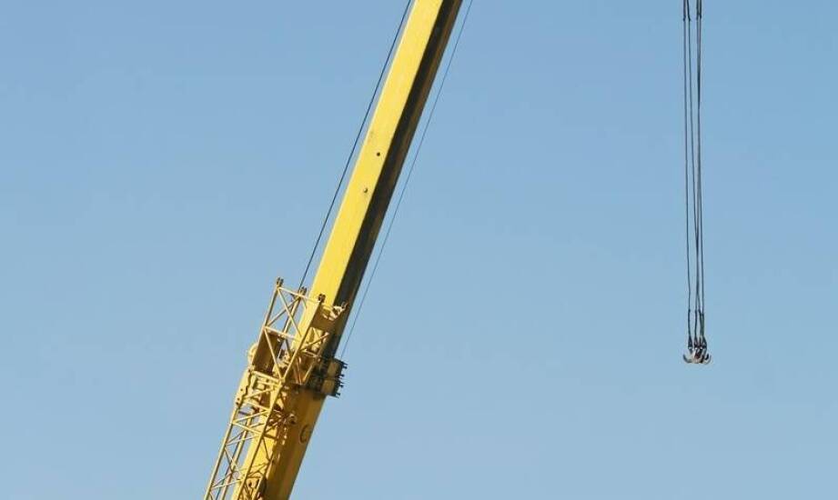 Dlaczego wynajem dźwigów to klucz do skutecznych rozbiórek?