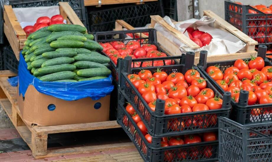 Jak sprzedaż hurtowa warzyw wpływa na rozwój lokalnych sklepów spożywczych?
