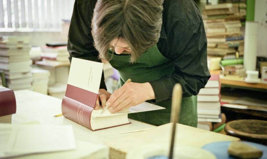 Jakie są korzyści z naprawy książek w zakładzie introligatorskim?