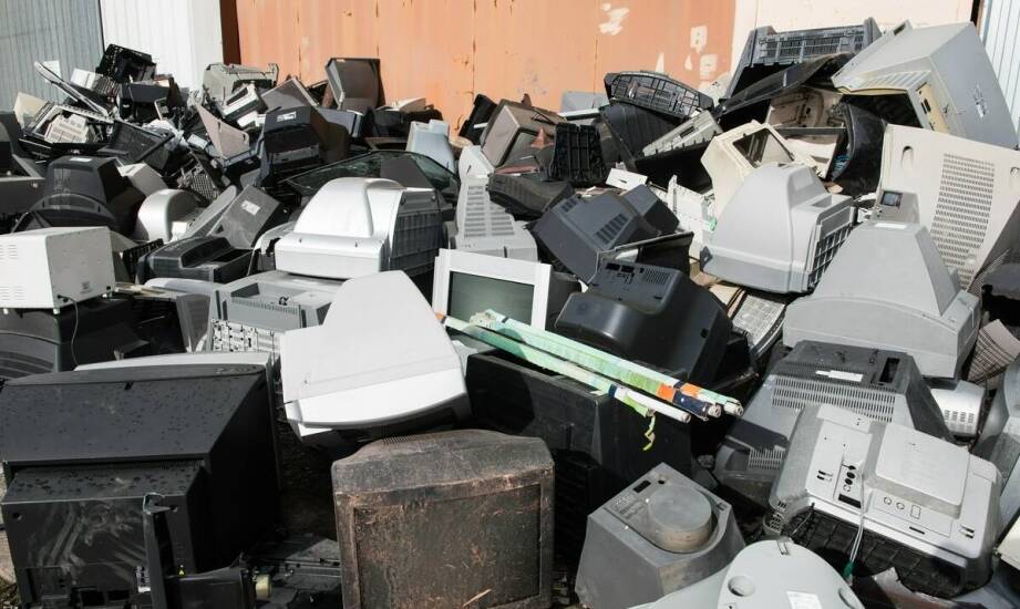 Jakie są kluczowe różnice między skupem elektronicznego złomu a tradycyjnym recyklingiem?