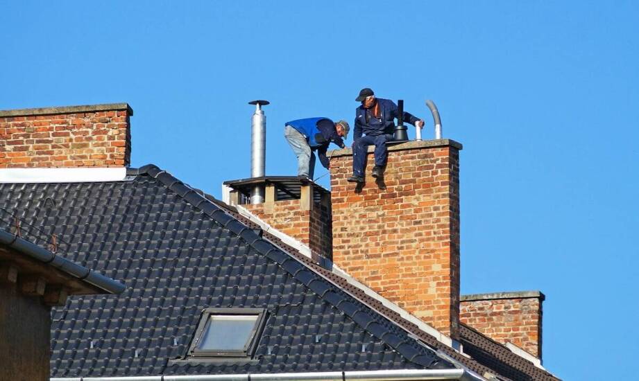 Nowoczesne technologie stosowane przez kominiarzy w czyszczeniu kominów.