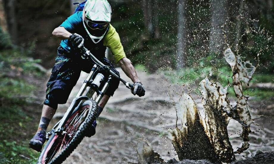 Jakie elementy wpływają na bezpieczeństwo jazdy rowerem hardtail MTB?