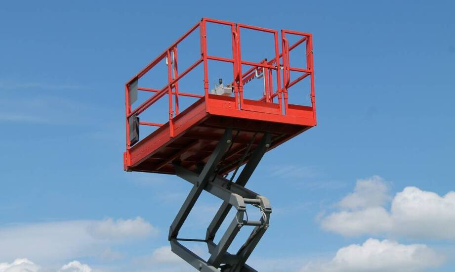 Bezpieczeństwo pracy na wysokościach dzięki nowoczesnym transportowym platformom
