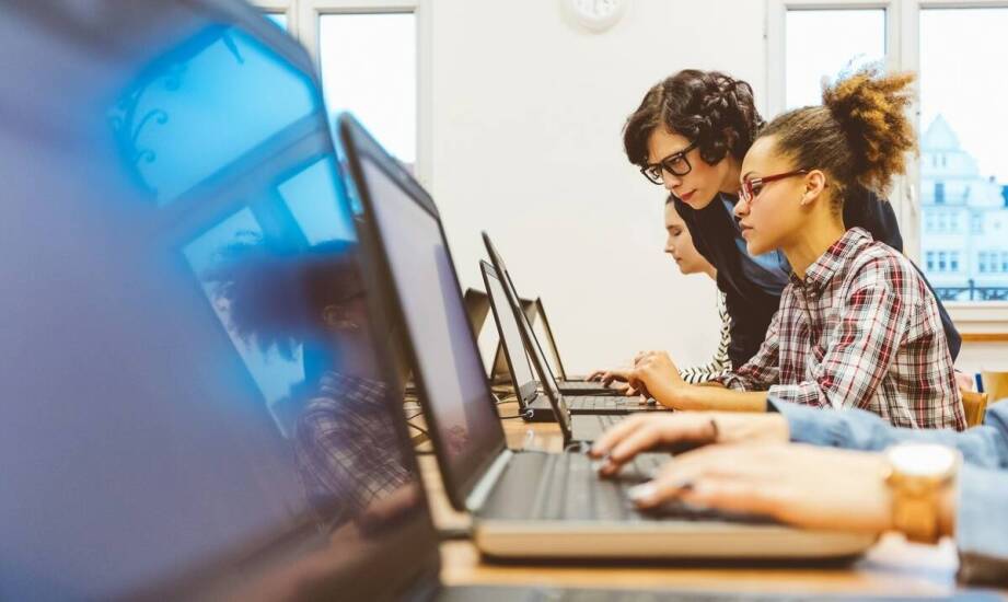 Kursy językowe w Sopocie: Wybór pomiędzy stacjonarną nauką a nauką online