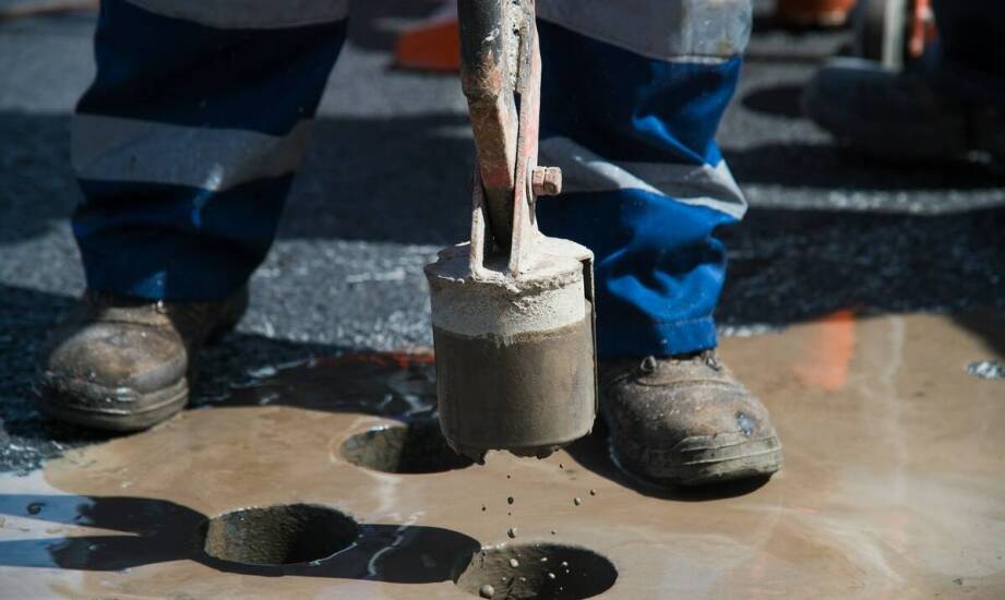 Jakie są główne wyzwania w analizach geotechnicznych gruntów?