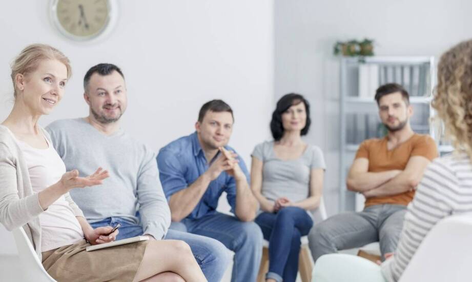 Jakie strategie do radzenia sobie z pokusami są uczone w ośrodku leczenia alkoholizmu?