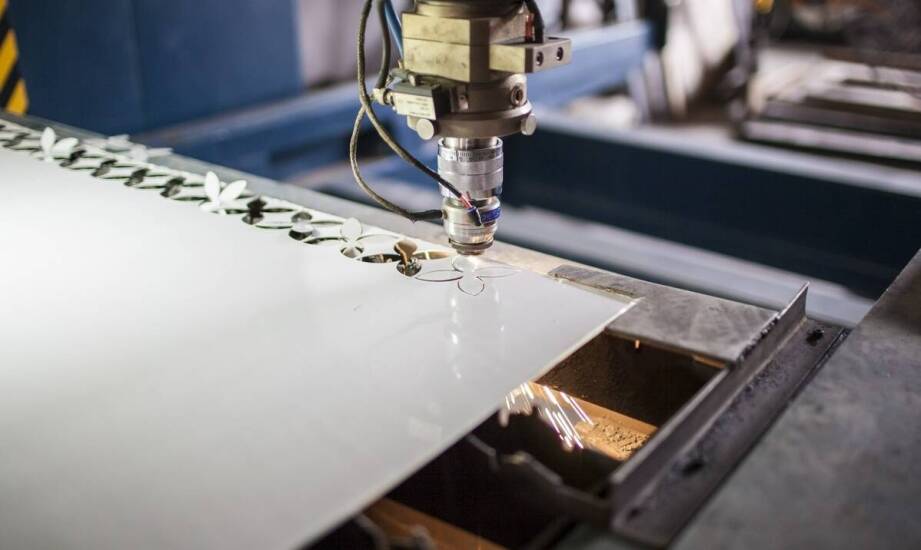 Wycinanie blach a minimalizacja strat materiałowych: jak to osiągnąć?
